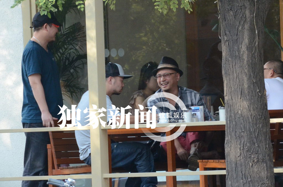 徐崢會友公共場合脫鞋盤腿