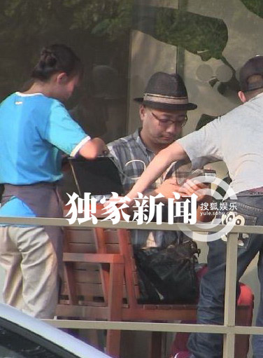 徐崢會(huì)友公共場合脫鞋盤腿