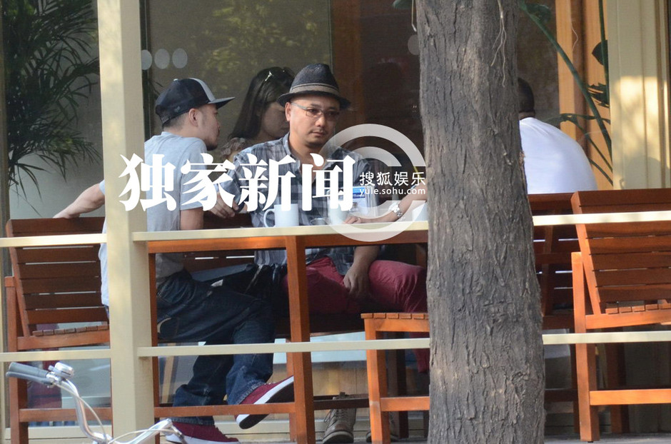 徐崢會(huì)友公共場(chǎng)合脫鞋盤腿