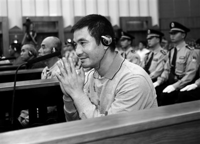 昨日，被告人糯康雙手合十表示認罪并請求被害人家屬的寬恕。新華社記者 王申 攝