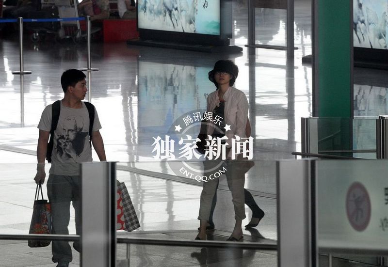 董卿低調(diào)裝扮素顏獨(dú)自回京 面色疲憊疑勞累過(guò)度