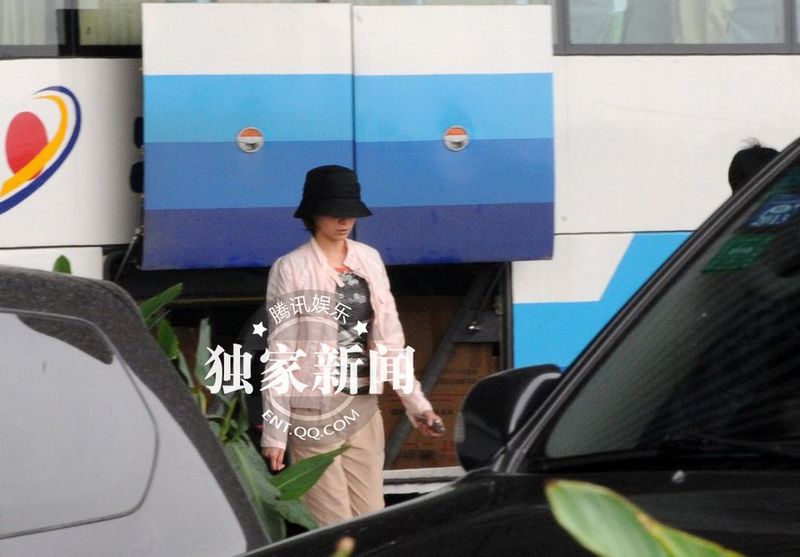董卿低調(diào)裝扮素顏獨(dú)自回京 面色疲憊疑勞累過度
