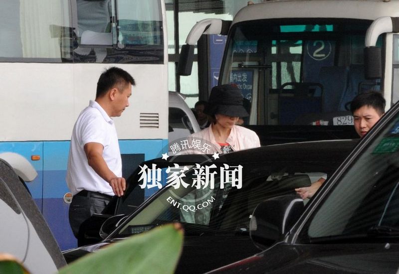 董卿低調(diào)裝扮素顏獨自回京 面色疲憊疑勞累過度