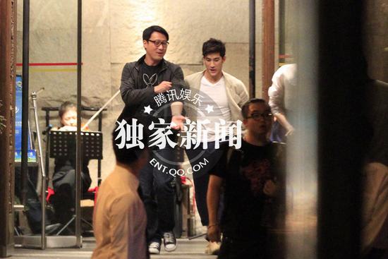 黎明與愛(ài)徒李治廷喝醉 北京千萬(wàn)元?jiǎng)e墅首曝光