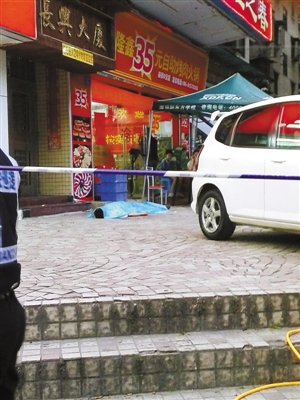 警方封鎖案發(fā)現(xiàn)場。深圳晚報記者朱冠宇攝