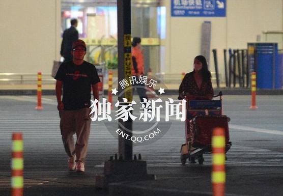 周冬雨遭富二代同學(xué)猛追 機(jī)場(chǎng)同行陪駕陪吃(組圖) 周冬雨遭富二代同學(xué)猛追 機(jī)場(chǎng)同行陪駕陪吃(組圖)