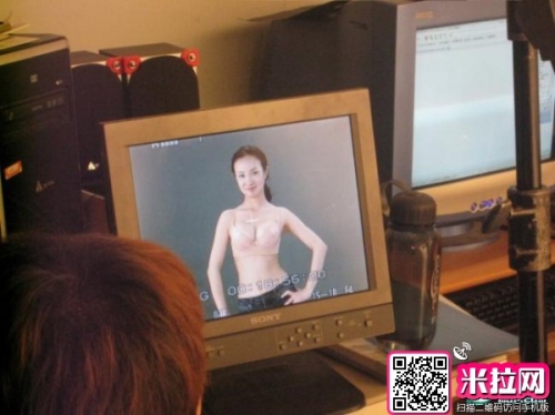 干露露寫(xiě)真拍攝花絮豪爽不遮掩 未修圖片露腋毛