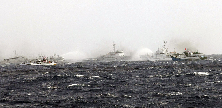 臺灣漁船逼近釣魚島遭包圍 互射水炮(圖) 