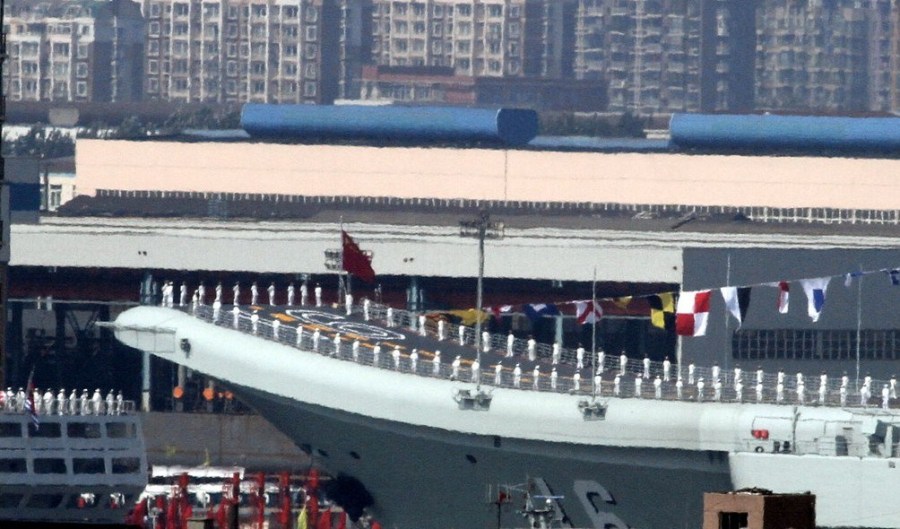 中國(guó)首艘航空母艦遼寧號(hào)正式交接入列