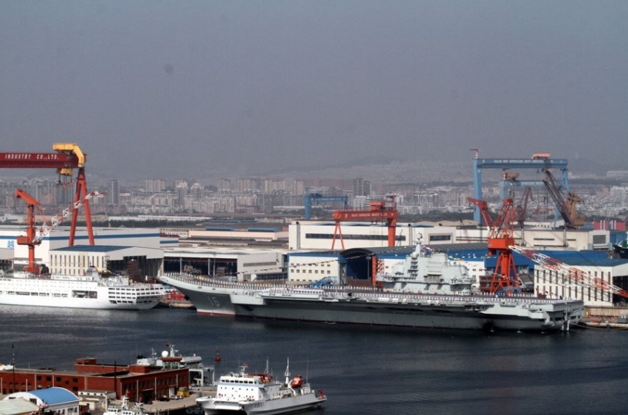 中國首艘航空母艦遼寧號正式交接入列