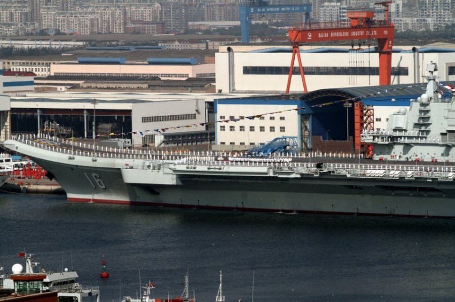中國首艘航空母艦遼寧號正式交接入列