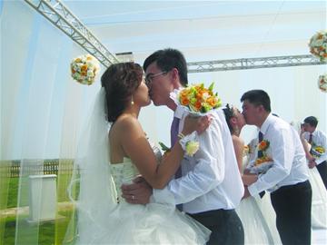 青島8對(duì)一線工人海泉灣集體大婚 公司花12萬包辦當(dāng)中秋賀禮