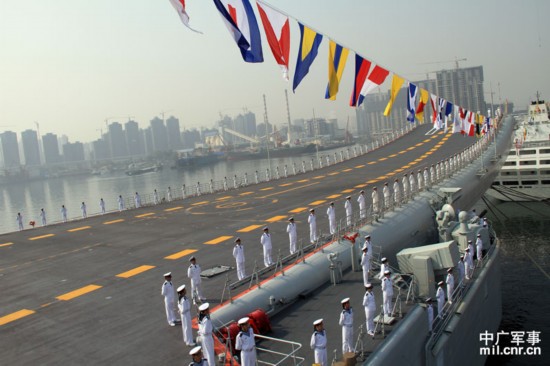 中國(guó)航母遼寧艦探訪 水兵廚房一塵不染
