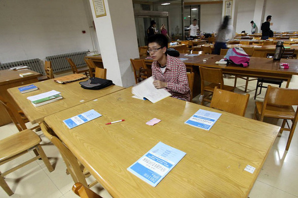 山東高?？佳袑W(xué)生凌晨排隊搶座 圖書館門口苦等(組圖)