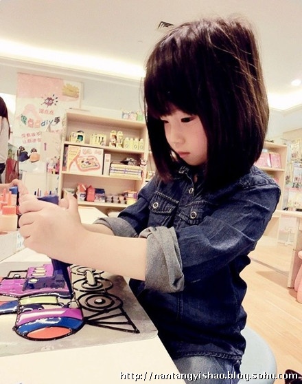 高曉松5歲女兒近照曝光 嬌妻白嫩女兒調(diào)皮可愛(ài)