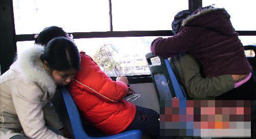 女生當街將手伸男友褲內(nèi) 網(wǎng)友吐槽衛(wèi)生棉歪了