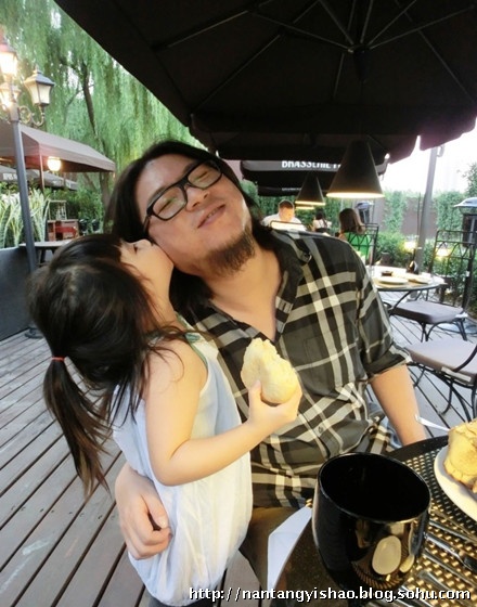 高曉松5歲女兒近照曝光 巨蛇纏脖搞怪可愛(ài)