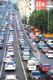 走親訪(fǎng)友市區(qū)道路堵成粥