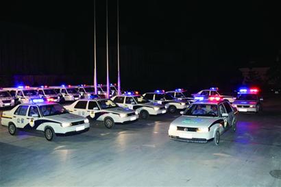 風雷二號40人落網(wǎng) 逃犯見警察壓帽檐被捉