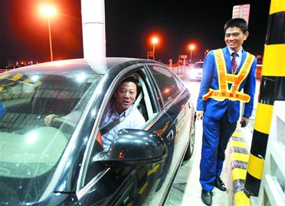 膠州灣大橋收費(fèi)口車(chē)排隊(duì) 停車(chē)一小時(shí)等免費(fèi)時(shí)刻
