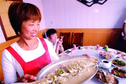 黃金周帶旺近郊游 沿海漁村漁家宴個(gè)個(gè)爆滿(mǎn)