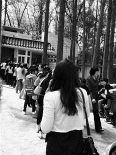 東湖女廁門外排長(zhǎng)隊(duì)（來自網(wǎng)友“琳子的向日葵”微博）
