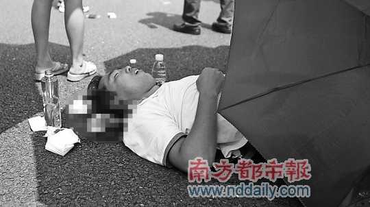 9月16日，失去意識(shí)的鄭軍波躺臥在地上。