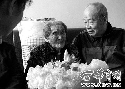 108歲老太過(guò)大壽 稱(chēng)長(zhǎng)壽秘訣為少食多睡喝開(kāi)水