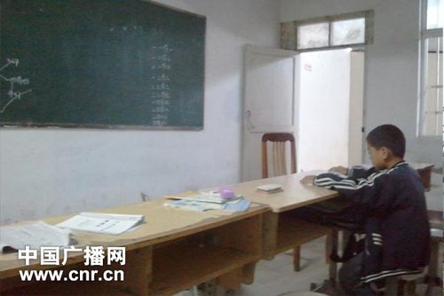 木板隔開的二年級教室中，只剩小華（化名）一個學生