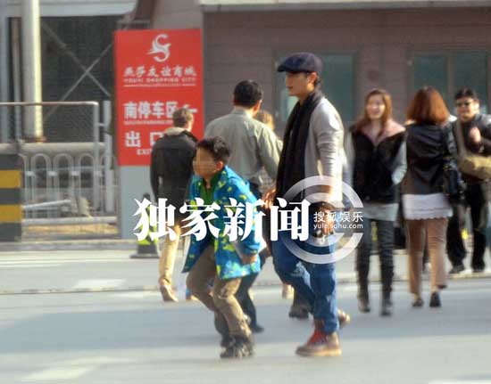 陳坤曬兒子訓(xùn)狗照 9歲優(yōu)優(yōu)側(cè)臉輪廓帥過(guò)老爸