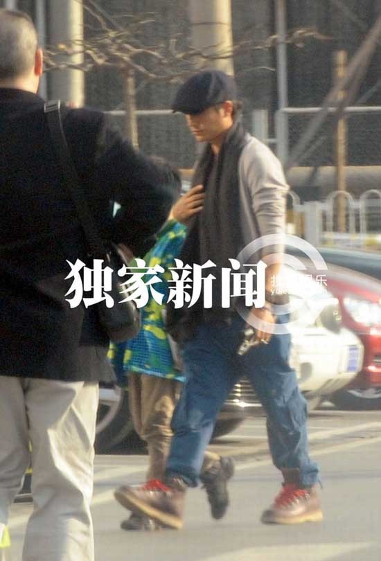 陳坤曬兒子訓(xùn)狗照 9歲優(yōu)優(yōu)側(cè)臉輪廓帥過(guò)老爸