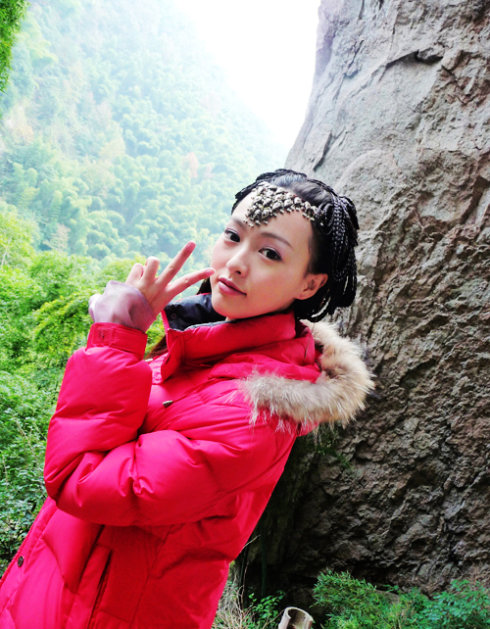 劉詩詩林更新爆笑片場(chǎng)照 林依晨搞怪穿越