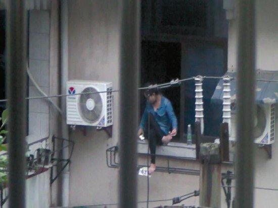 美女坐窗臺(tái)兩個(gè)多小時(shí)，不時(shí)拿起手機(jī)看幾眼，難道是要跳樓自殺？