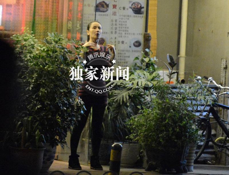 孫寧與友吃飯出門(mén)摳嘴不雅 獨(dú)自望星顯惆悵
