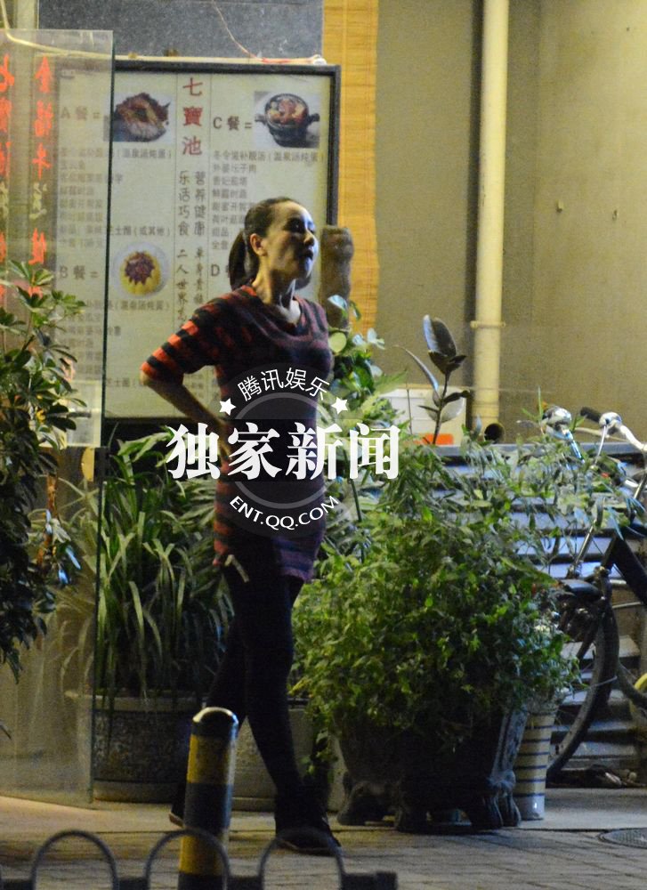 孫寧與友吃飯出門(mén)摳嘴不雅 獨(dú)自望星顯惆悵