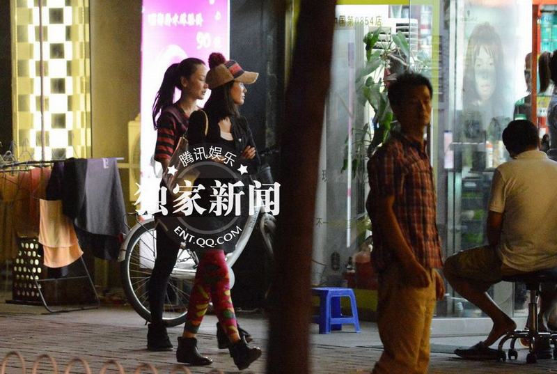 孫寧與友吃飯出門(mén)摳嘴不雅 獨(dú)自望星顯惆悵