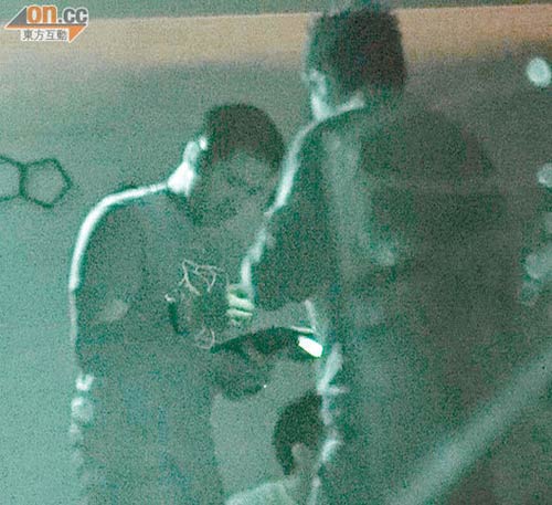 陳建州背范瑋琪夜店偷歡 與長(zhǎng)發(fā)辣妹親密熱吻
