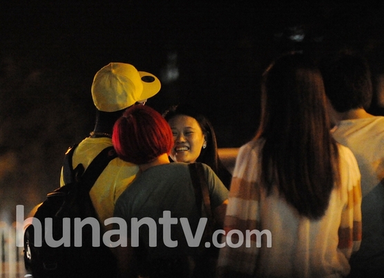好聲音袁婭維攜黑人男友吃飯 素顏平淡無(wú)奇
