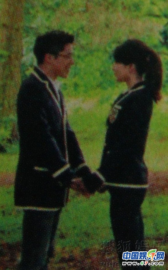 郭晶晶霍啟剛婚禮喜帖首曝光 精美厚達(dá)22頁(yè)
