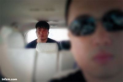 被警察從家中帶走前，蔡洋還不明白自己闖了什么禍。“網(wǎng)上對(duì)我一半支持一半反對(duì)。”他對(duì)母親說。 （