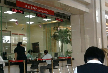 體驗(yàn)青島10銀行服務(wù) 華夏柜員玩手機(jī)顧客干等