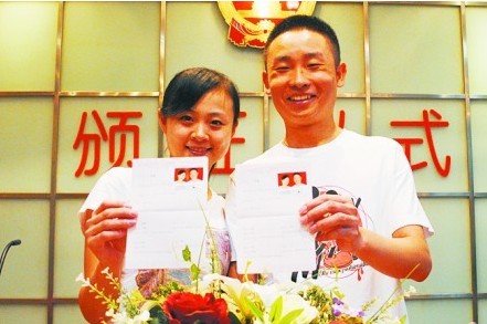 婚姻登記處，前來登記的新人扎堆。