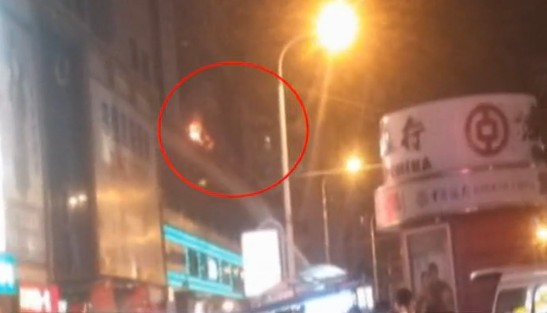 威海路婦兒商場再現(xiàn)火情 消防隊(duì)員輪番上陣