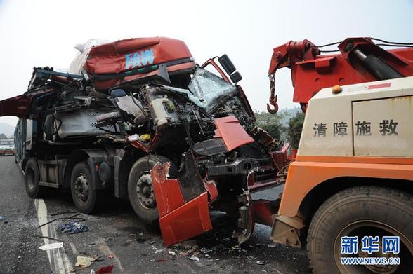 京珠高速湖南段超20輛車(chē)連環(huán)撞 至少3人死亡