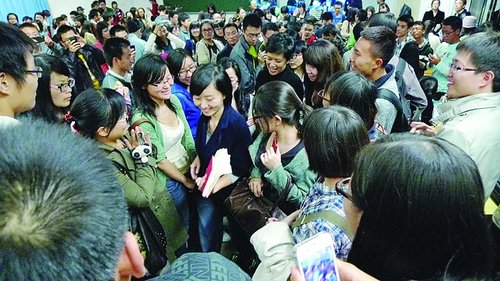 央視柴靜赴清華大學(xué)演講 稱(chēng)“你幸福嗎”提問(wèn)粗暴