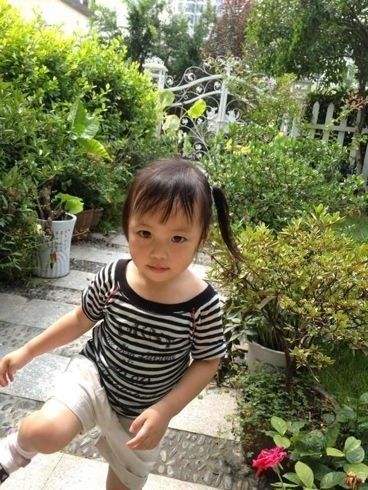 趙薇愛女小四月?lián)Q超萌新發(fā)型 出行獲豪車接送