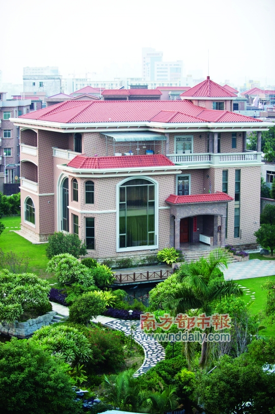原標(biāo)題：村支書(shū)別墅莊園占地六七千平