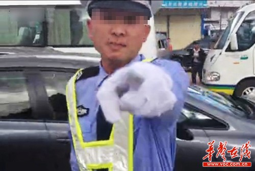 云南一協(xié)警大罵游客遭偷拍 官方稱已停其職務(wù)
