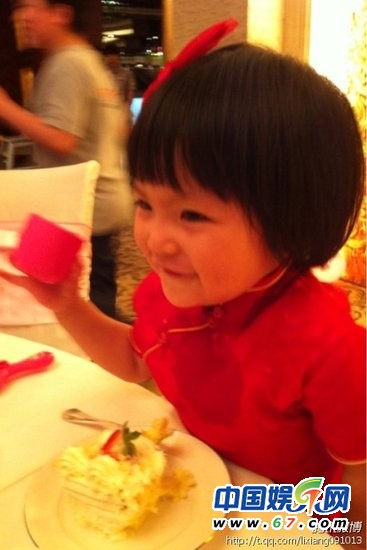 李湘曬女兒慶生照 王詩(shī)齡穿公主裙嘟嘴切蛋糕