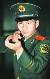 10月15日，武警廣元支隊狙擊手杜峰峰講述擊斃歹徒時的場景。